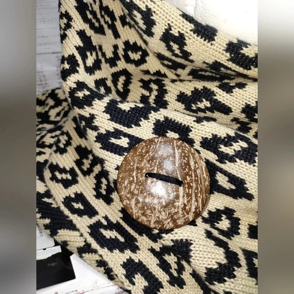 Katie Todd Leopard Scarf One Size Buttons Wrap‎ Thick Cozy Warm Winter Animal - Picture 5 of 6